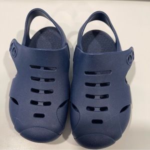 Okabashi Kids size 8 clog style sandal, perfect for puddle jumping!
